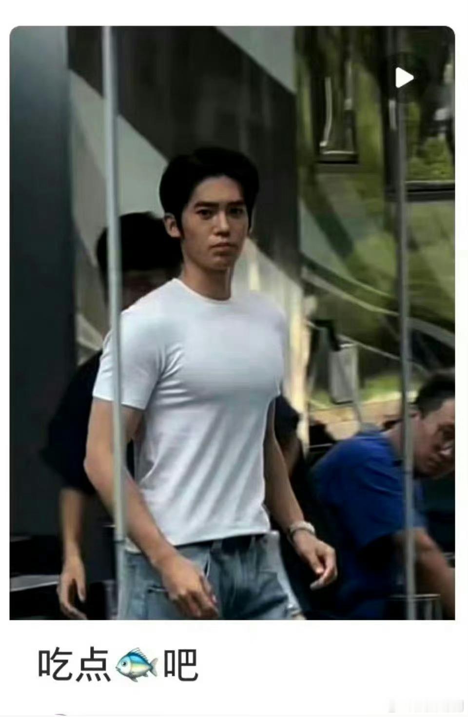 于适这胸肌真有这么大吗？太离谱了吧 ​​​