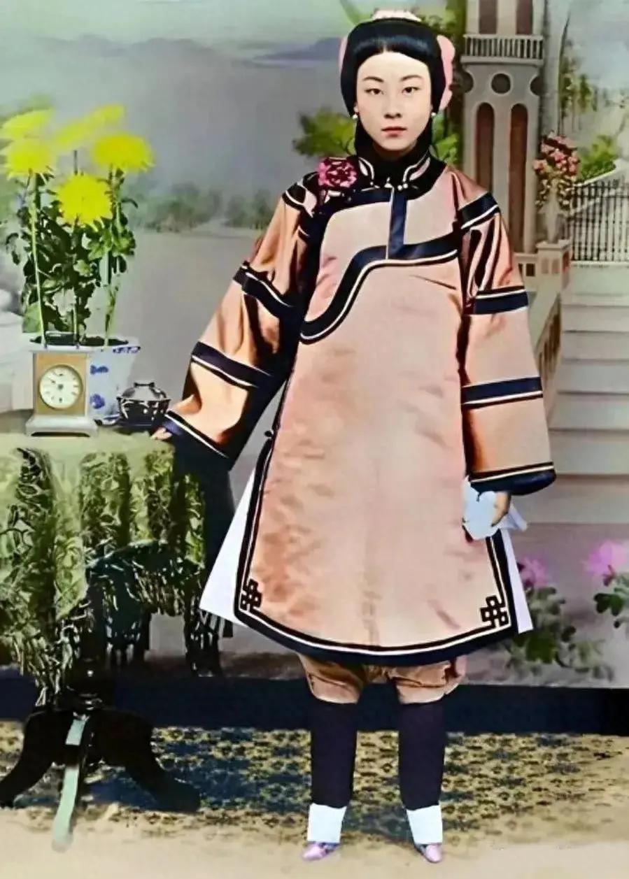#MCN 首发激励计划#
清末“名妓”小荣喜的一张罕见照片，从中可以看出她长相标