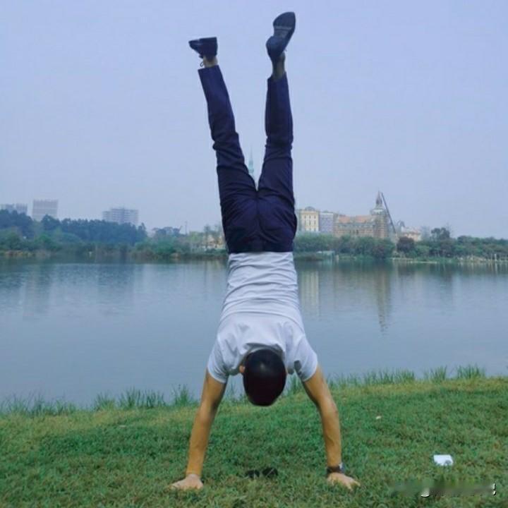 小时候，我可以倒立一个小时头不晕眼不花。昨天下午没事的时候，我一个人在家里就开始