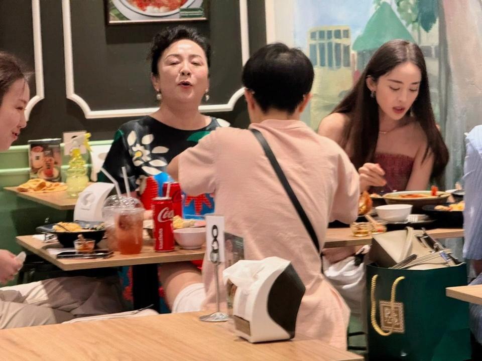 娜扎带妈妈泰国度假  娜扎和妈妈妈妈泰国度假 娜扎带妈妈泰国度假，母女俩都好漂亮