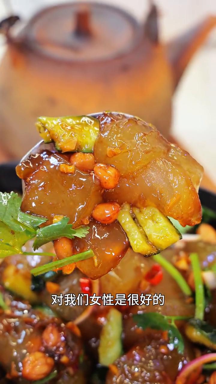 很多朋友平时葛粉是不是只用来冲泡？其实它还有很多很好吃的做法，而且这个葛粉对女性