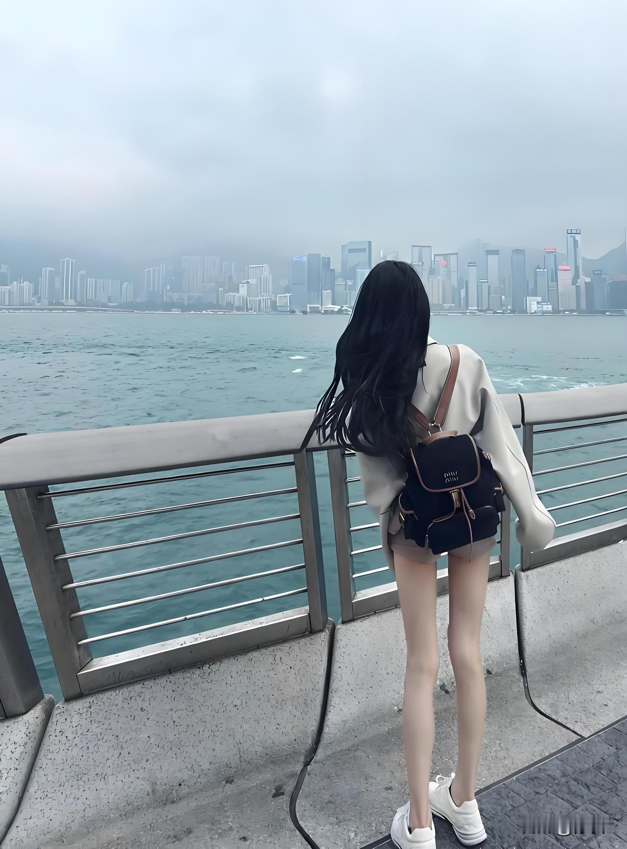 不怕冷的女孩！天气虽然变暖，但寒气依然未退。而这位时尚的女孩已经迫不及待提前进入
