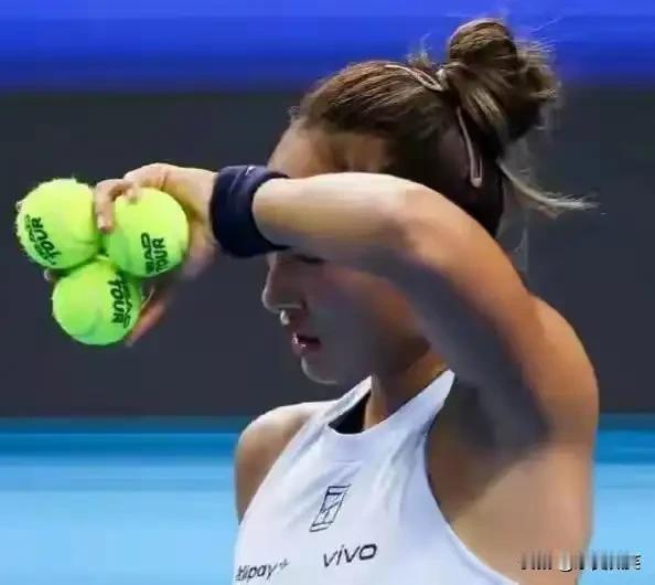 2月15日，WTA1000迪拜站正式开赛，赛事官方发布消息，中国选手郑钦文因伤退