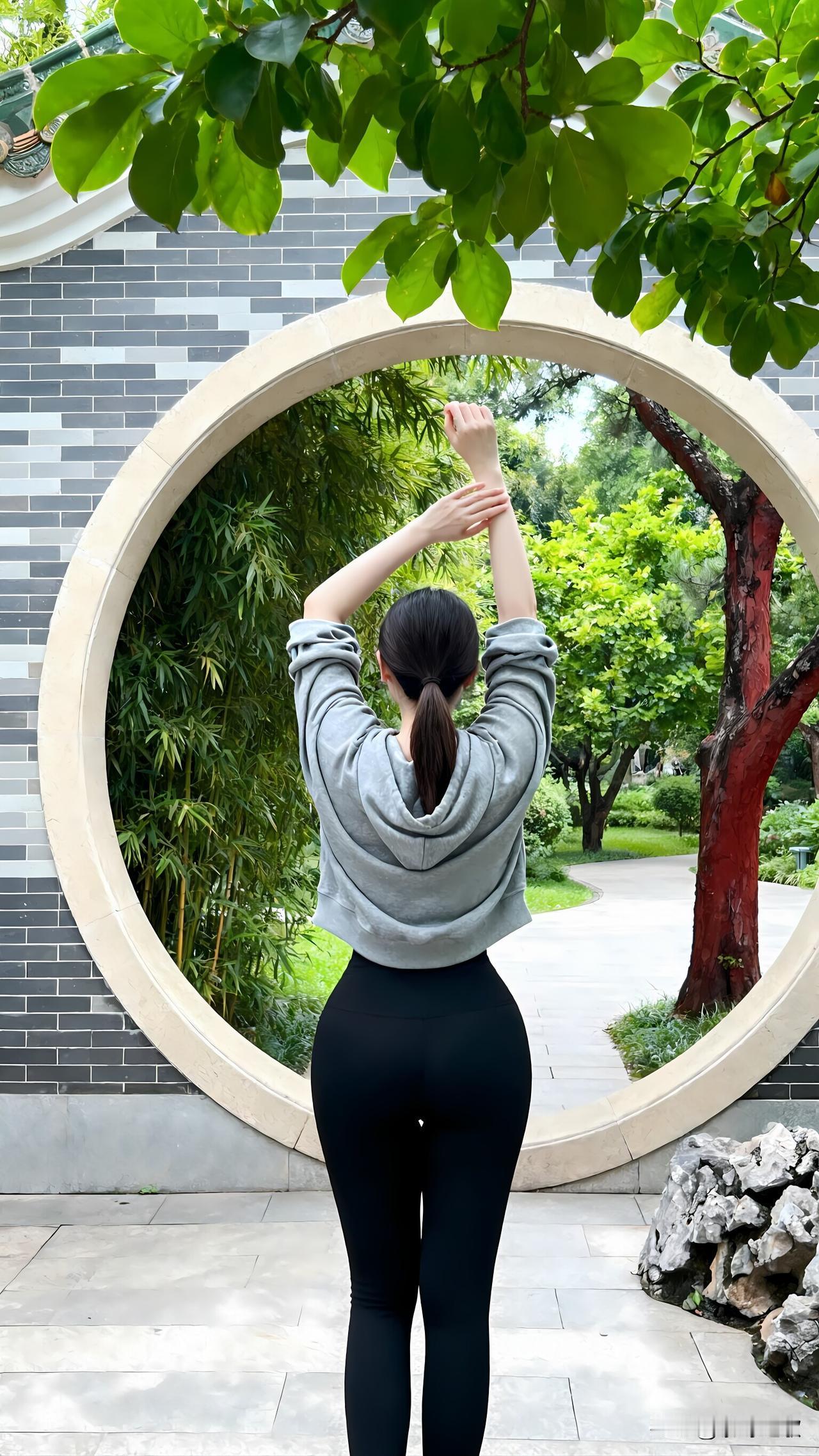 瑜伽裤勾勒出流畅的腿部与腰臀线条，灰黑搭配解锁松弛感！
 灰色短款卫衣搭配黑色紧