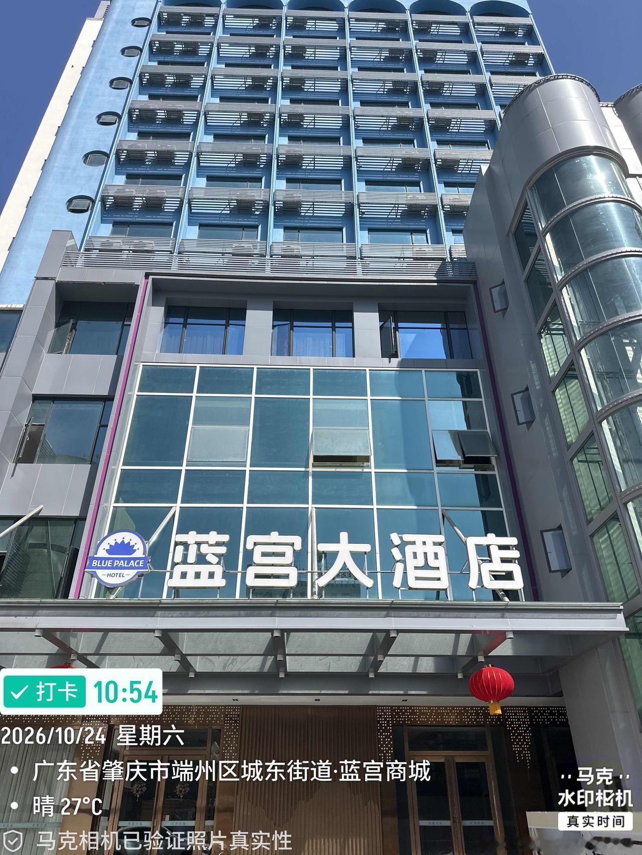 今晚住这里，七星岩景区边，窗边正对七星湖，走到湖边100多米，晚上的音乐喷泉就在
