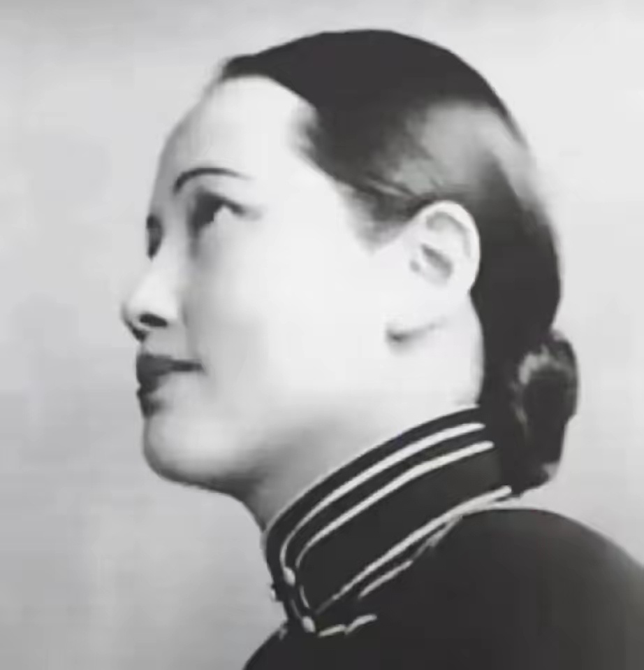 她眉眼明亮深邃，面容温婉柔和，端庄优雅中透着温暖与坚毅，沉稳大气中透着干炼。  
