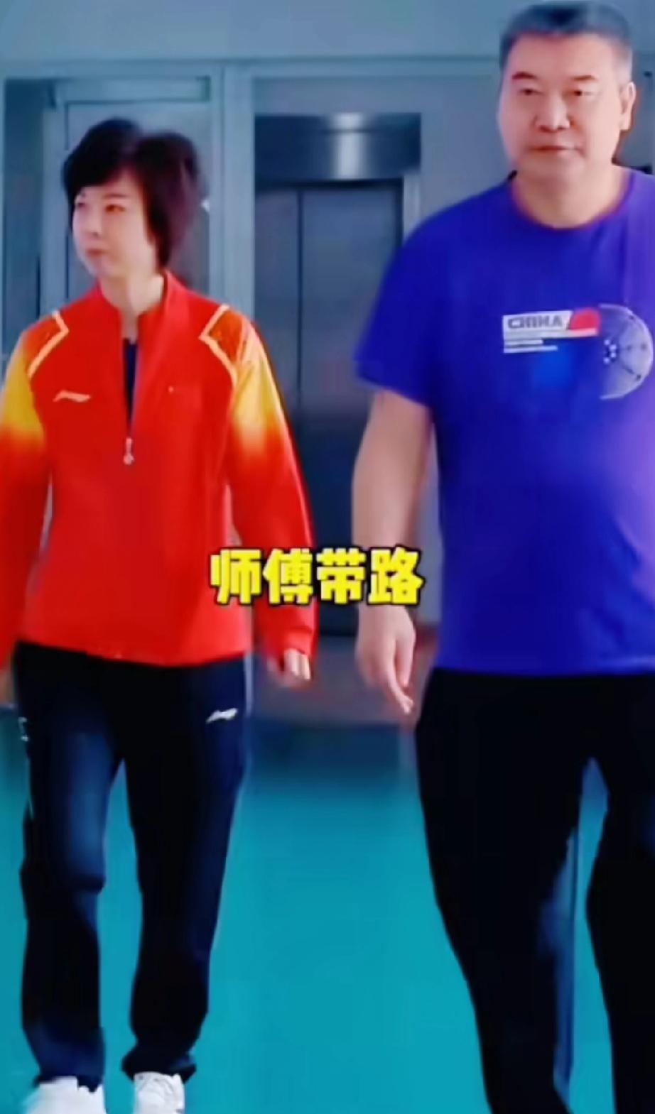 小魔王孙颖莎的偶像张怡宁地位有多高？
张怡宁去国乒训练基地，师傅李隼领着过去。