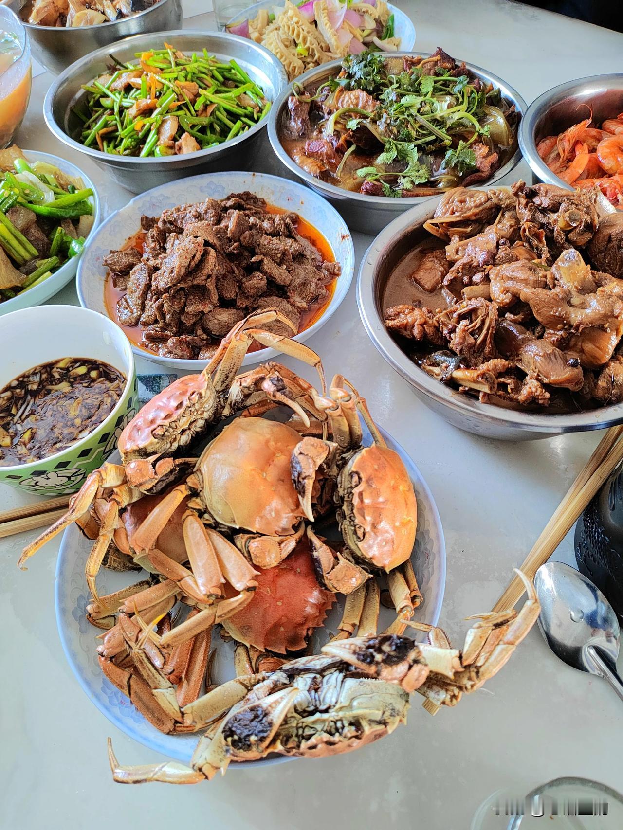 难以想象！
年三十午饭，四个人，十菜一汤。
看着满满一桌子菜，我丝毫高兴不起来。