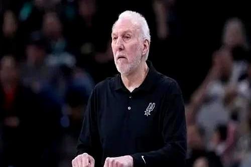 77岁的波波维奇回马刺训练场了！就在球队季后赛首战的前一天。
 

去年中风退休