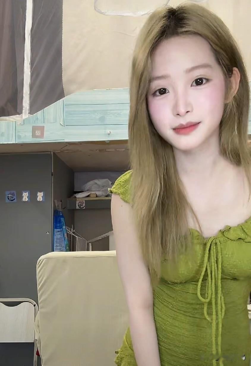 还记得去年高考结束后那个笑容甜蜜，很像林依晨的那个重庆女孩吗？
现在变化真的好大