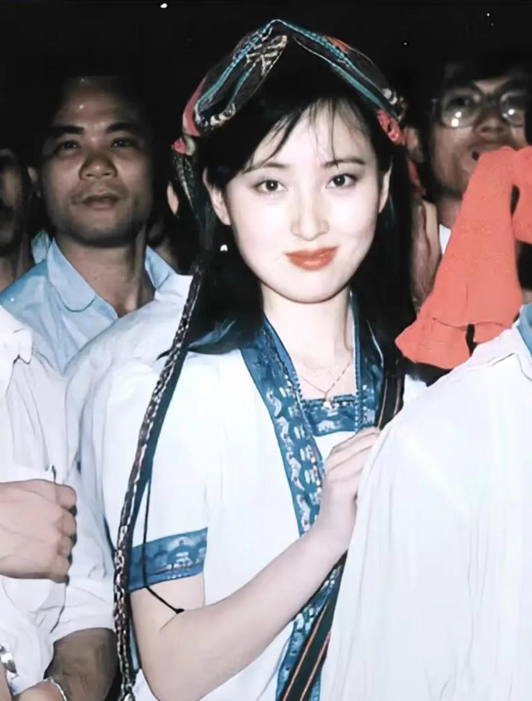 她眉眼间流转的古典韵味，恰似旧时工笔勾勒的仕女图。那抹细长眼波里的清冷与忧郁，如