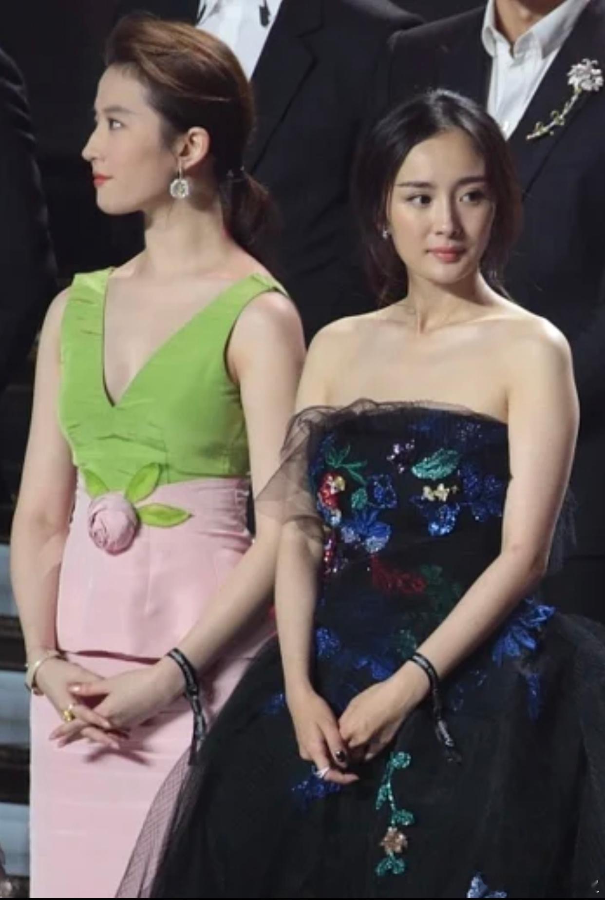 刘亦菲 杨幂 两位仙剑女主角，仙就是很像幂的姐姐！有一种白素贞和小青的感觉 ​​