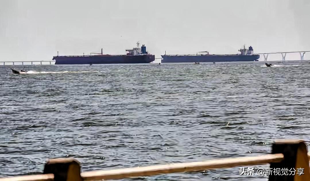俄罗斯油轮马上抵达中国，突然在南海掉头把油送往印度。
 
很多人看到这个消息，第