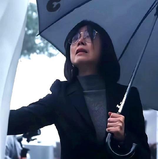 他瘦得脱了相。
一年365天，他有超过300天，都泡在金宝山的墓园里。
具俊晔，