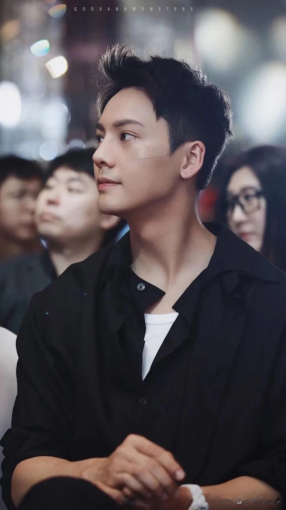 终于知道春晚为什么总请陈伟霆、张艺兴这些人了
 
每年春晚一播，全家围在电视前的