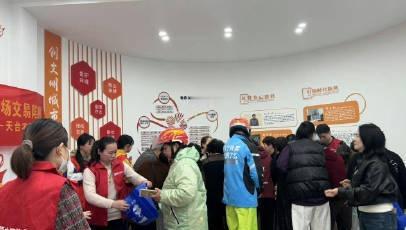 艾草清香裹着温柔，驿站为奔波的户外劳动者送上软糯青团，一口甜香暖胃更暖心，定格台