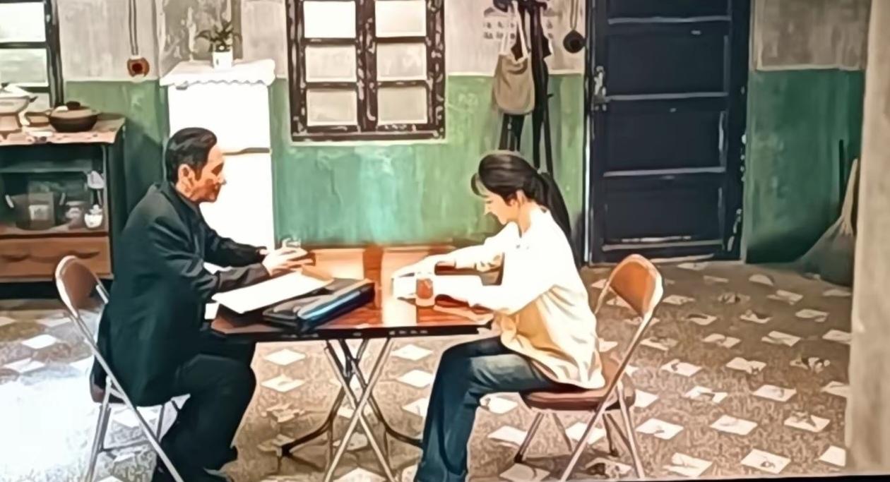 追剧巜我的山与海》  方婉之和李娟合租的房子，好有年代感哟！绿色的墙裙，木制的窗