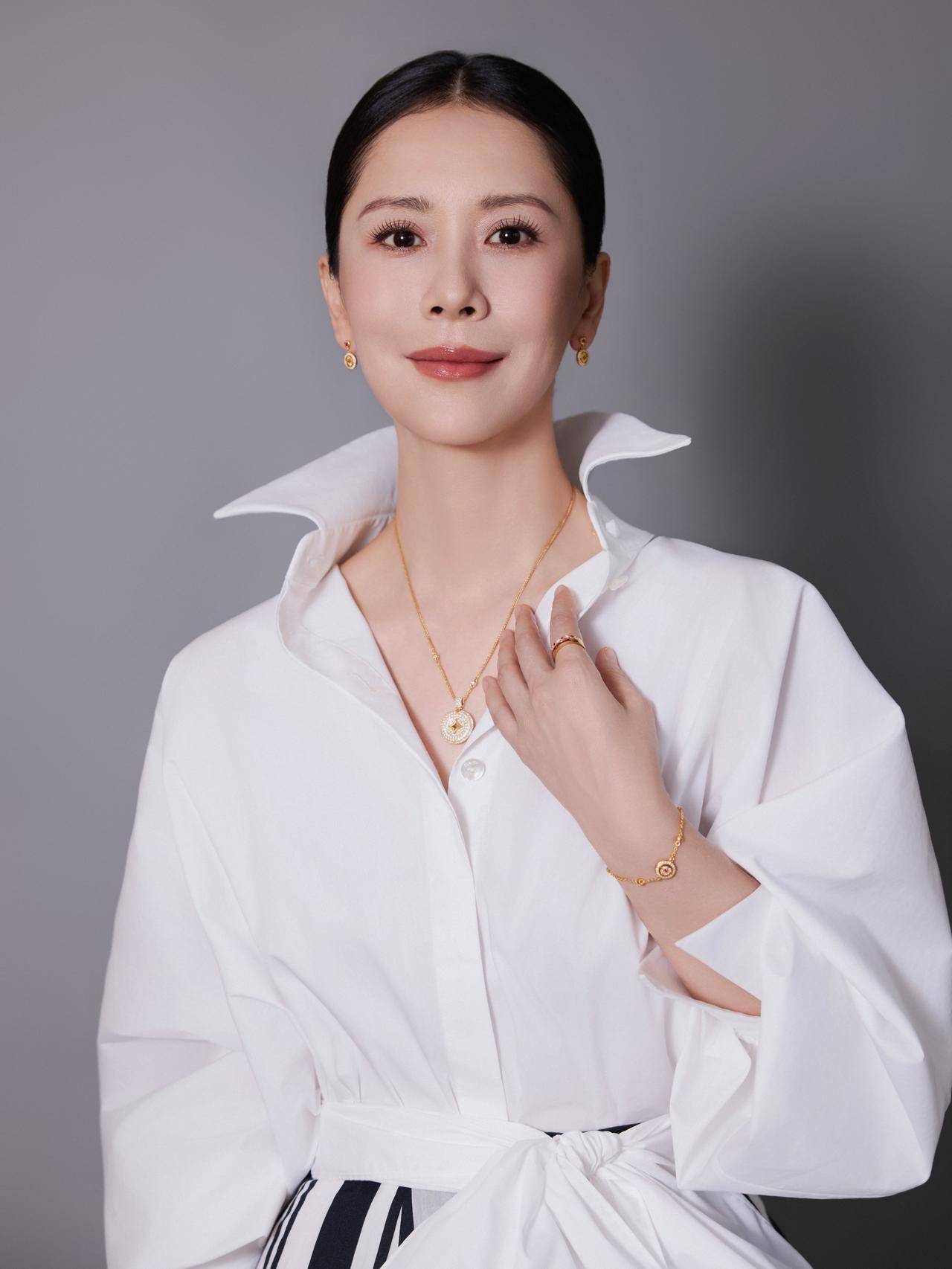 海清姐这身东方韵味拉满，金色点缀恰到好处，从容优雅具象化，这穿搭审美一直在线！海
