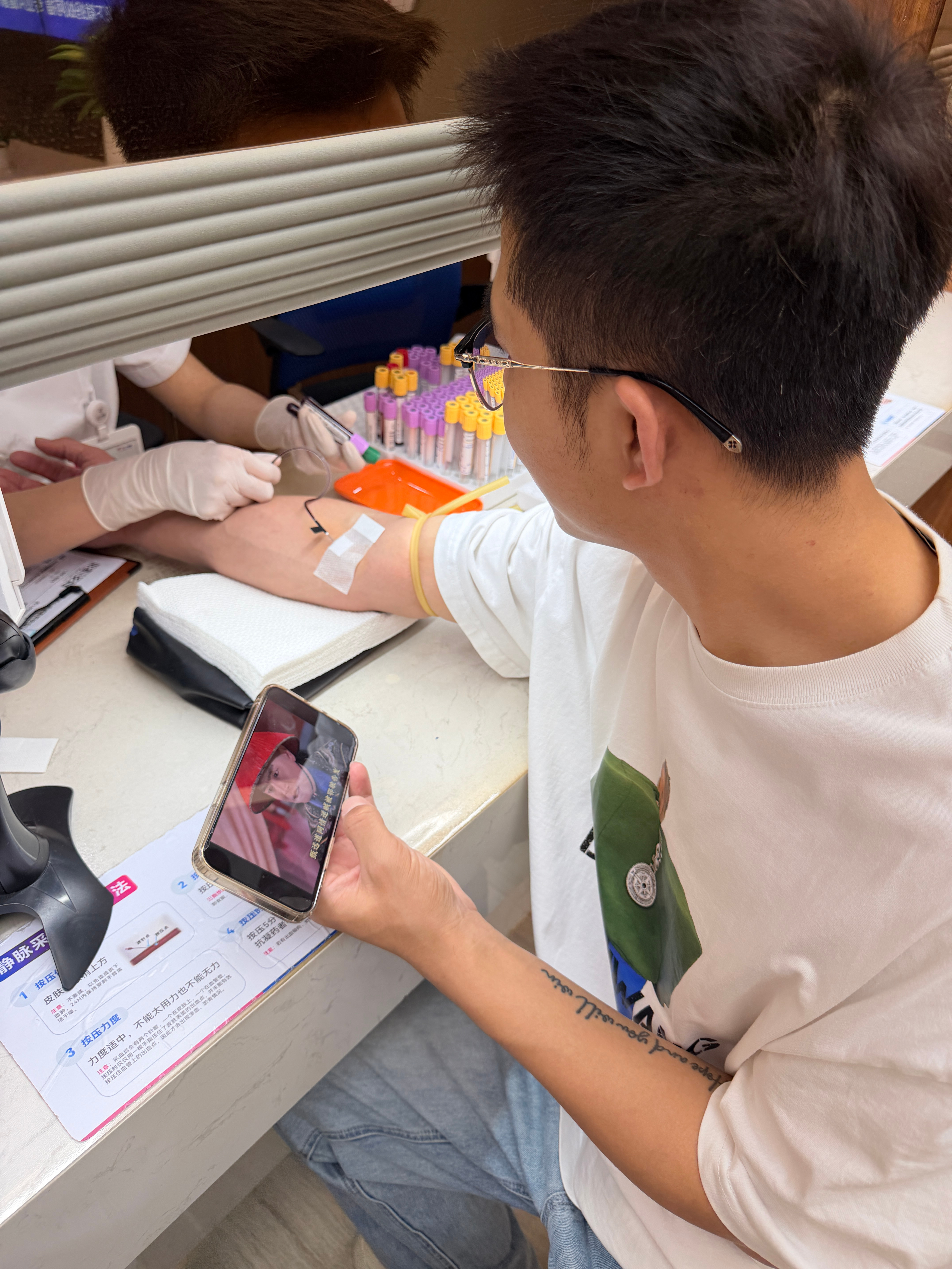 来体检啦，好久没打针了，给我痛哭了！怎么年纪大了反而更怕痛了