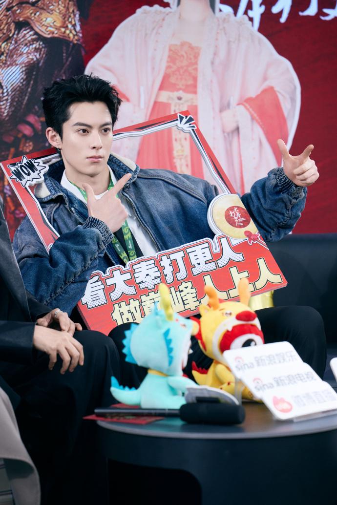 王鹤棣演唱会万人陪看大奉打更人   这仿佛看到了演员和粉丝还有和自己饰演的角色之