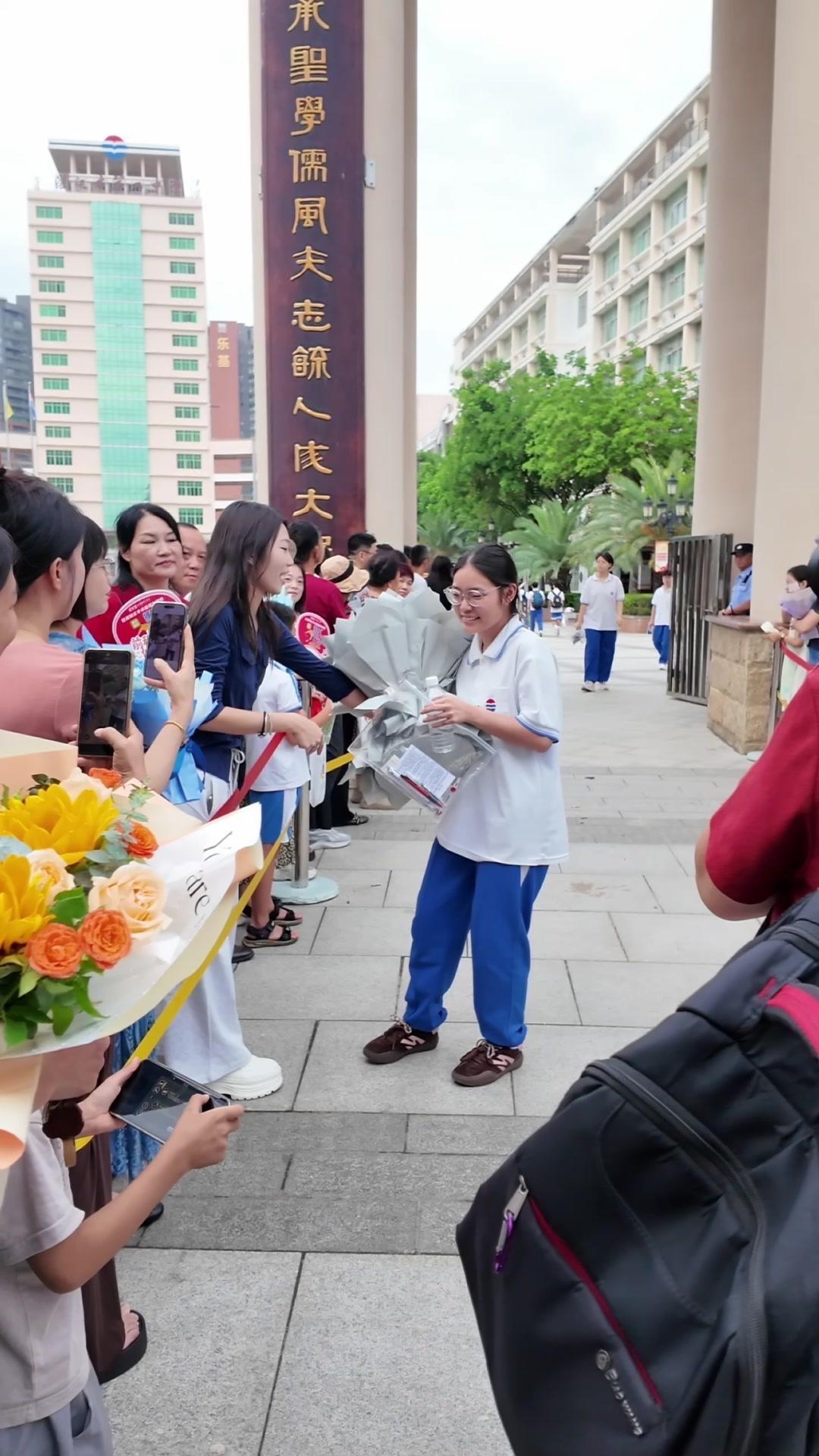 高考结束走出考场的瞬间，积压了三年的心酸和压力突然就释放了。接过家人递来的鲜花，