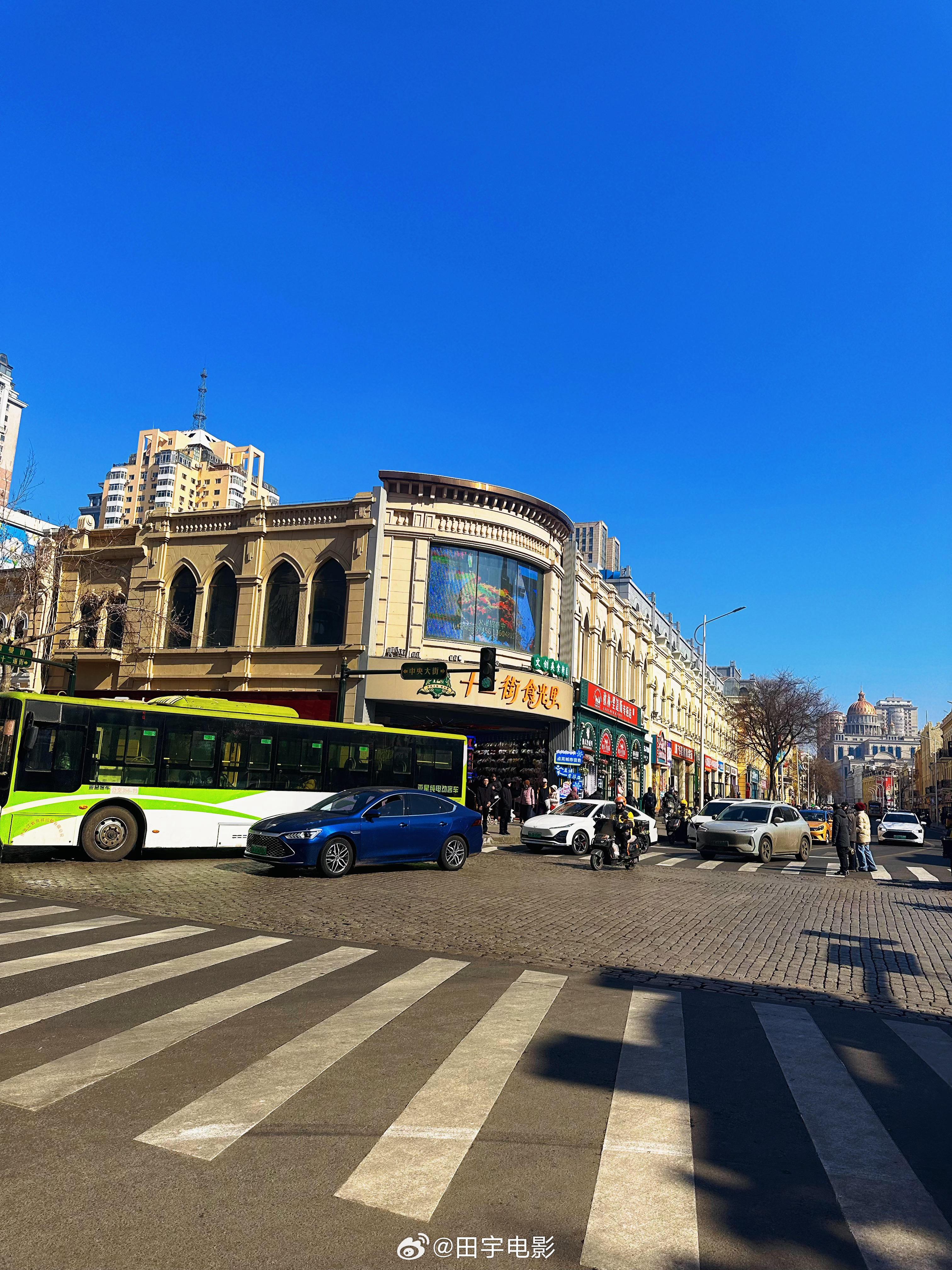 田宇溜达玩 今儿没工作安排，出去逛逛，不是周末街上人不太多。发现人不能总是把弦绷