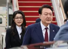 韩国前总统尹锡悦和妻子金建希双双入狱，却意外在拘留所里迎来了一波“财富暴涨”。李