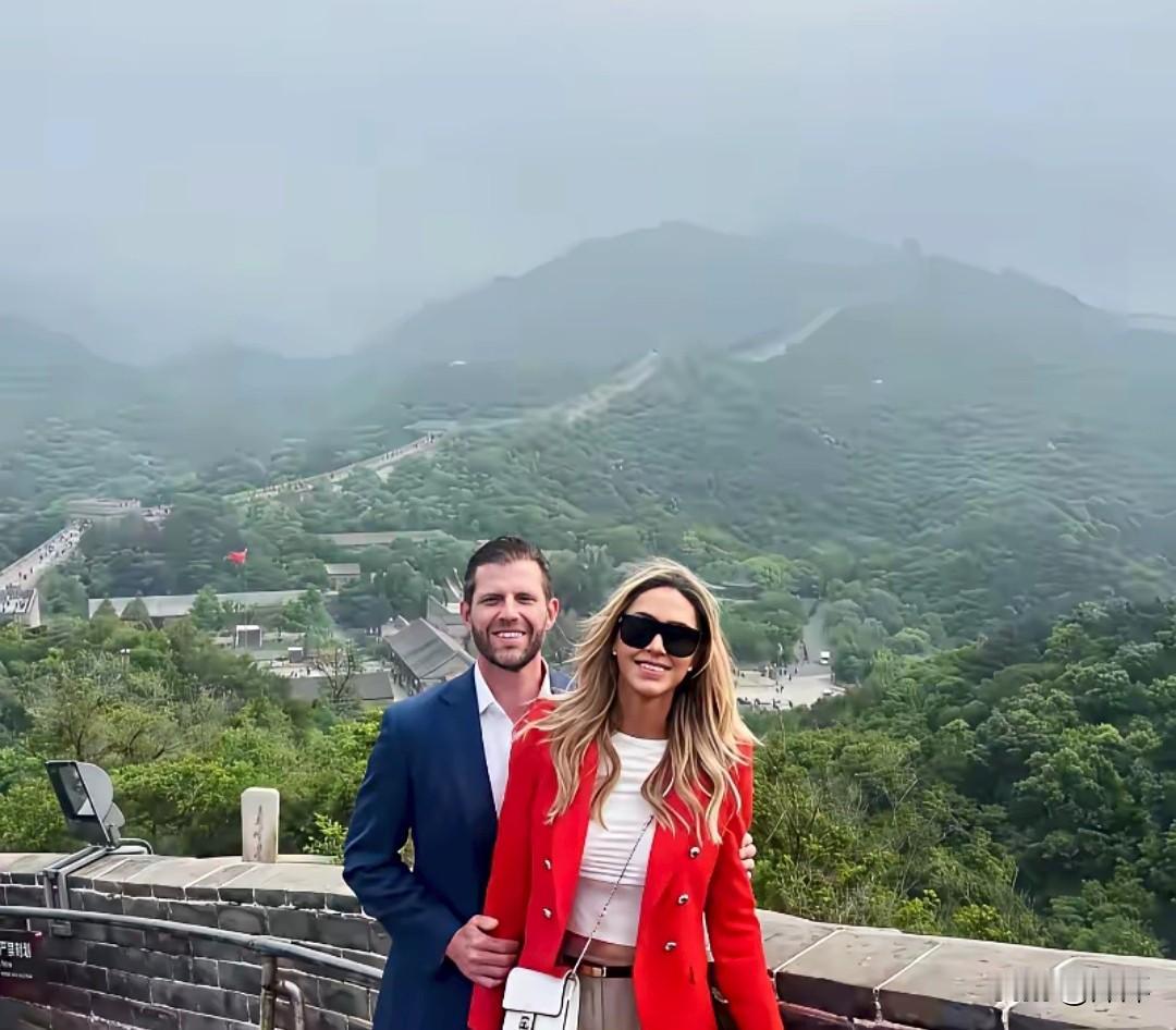 美国前总统特朗普次子埃里克·特朗普，携妻子劳拉现身北京八达岭长城游览打卡。
 