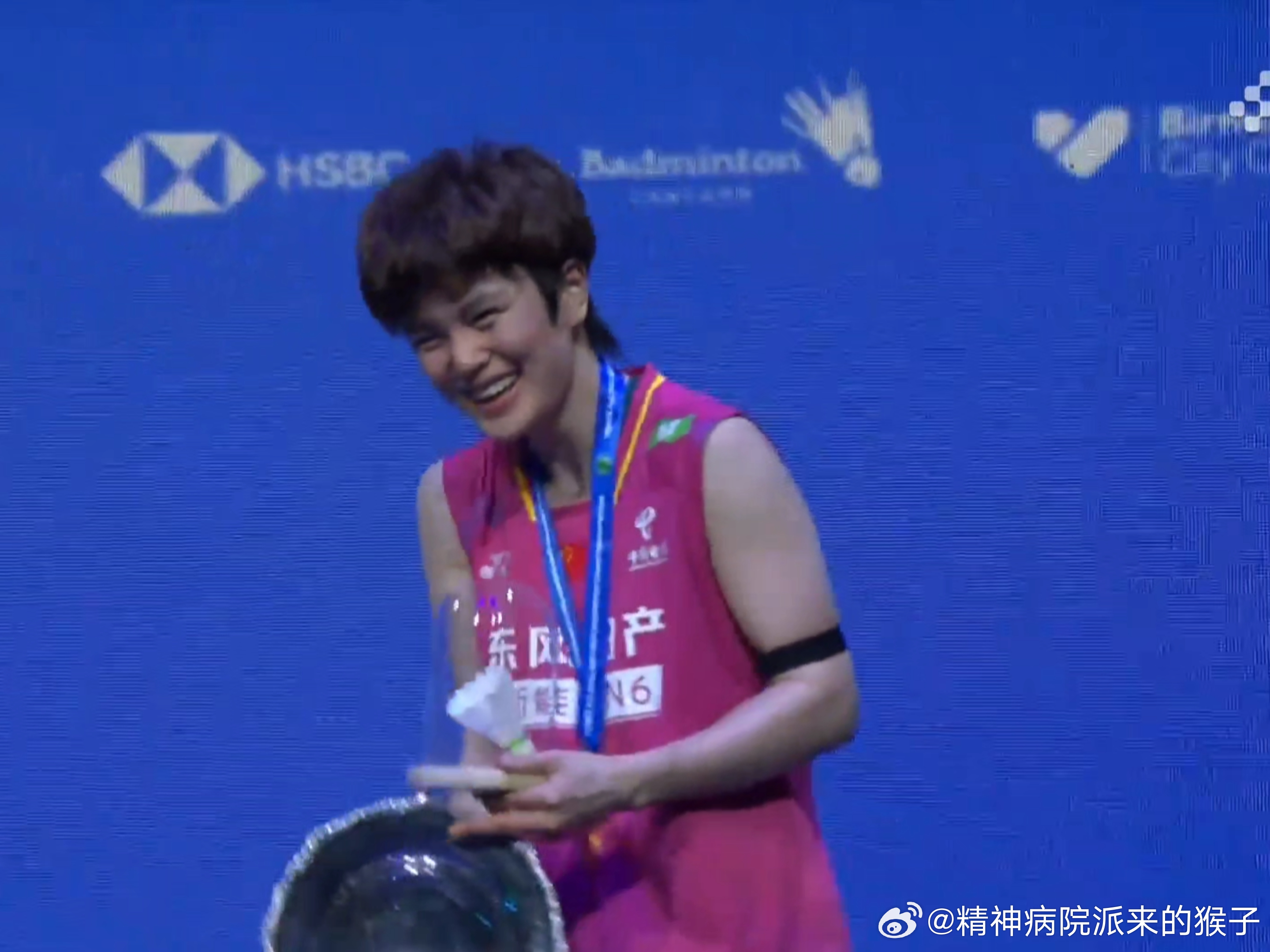 2026全英羽毛球公开赛 王祉怡：想把奖杯放头顶拍张合影，结果掉了😂😂😂 
