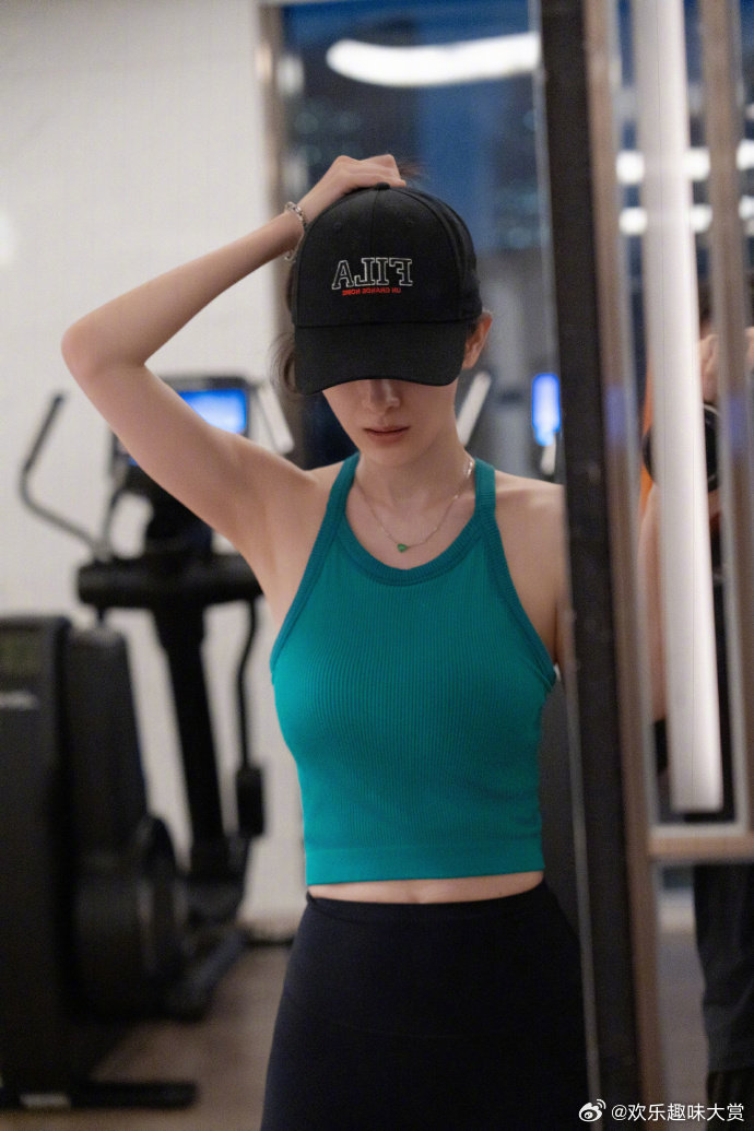杨幂健身图素颜健身的杨幂好美，天生丽质+后天努力。素颜健身的杨幂 ​​​