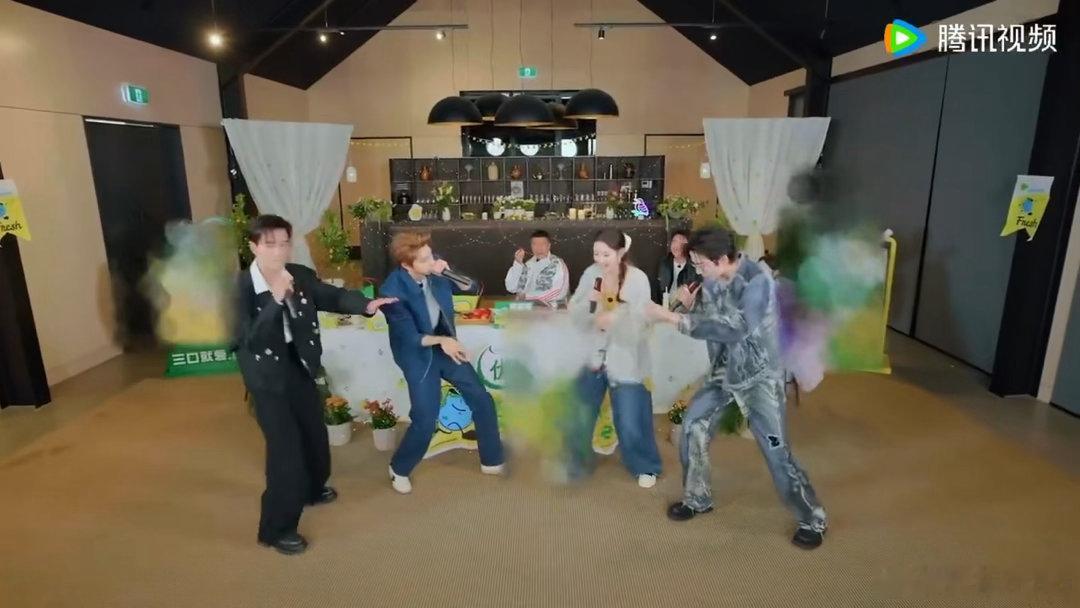 王玉雯林一安慰周也王玉雯林一认证周也是主唱陷入紧张情绪的周也难以迈步，王玉雯和林