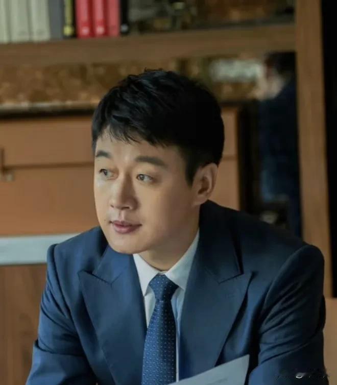 有网友说；我见过几十个明星，可是最惊艳我的居然是佟大为，记得还是14年，看到现实