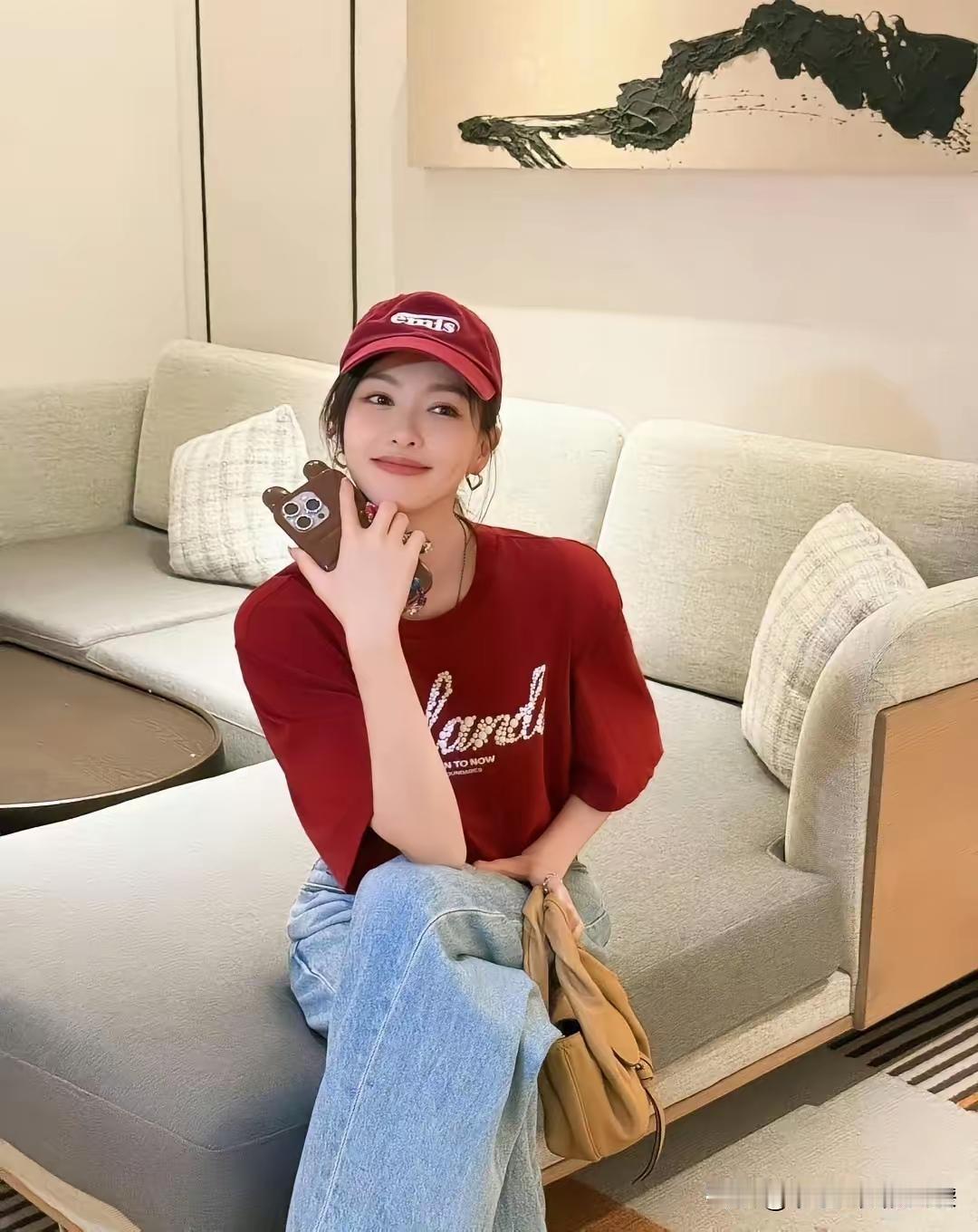 这张照片，无论是唐嫣，还是背景，看着太干净了，真养眼！