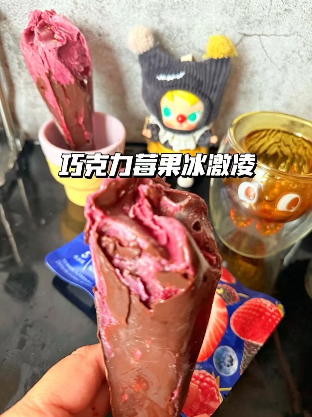 用冷冻莓果做冰淇淋也太绝了吧😭 不用淡奶油搅一搅就成功，还裹上了脆到...
