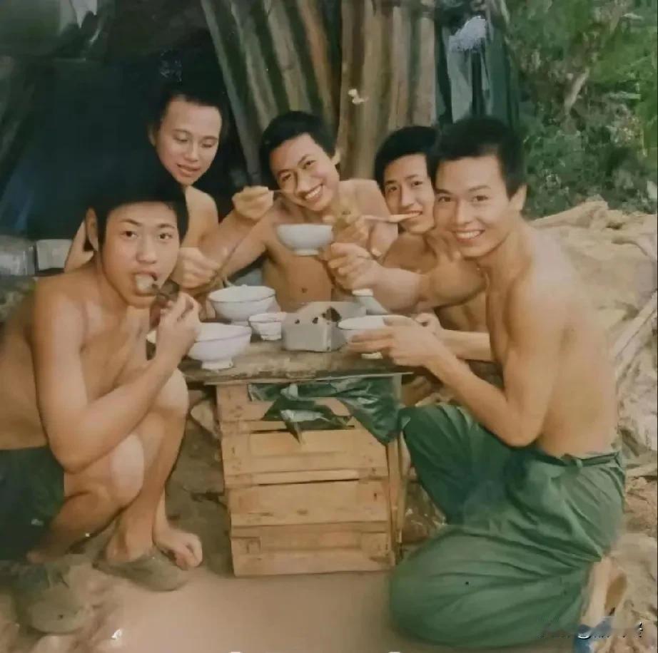 最美的微笑！
战士们在猫耳洞前用餐，虽然猫耳洞的生活条件十分恶劣，可是这些年轻而
