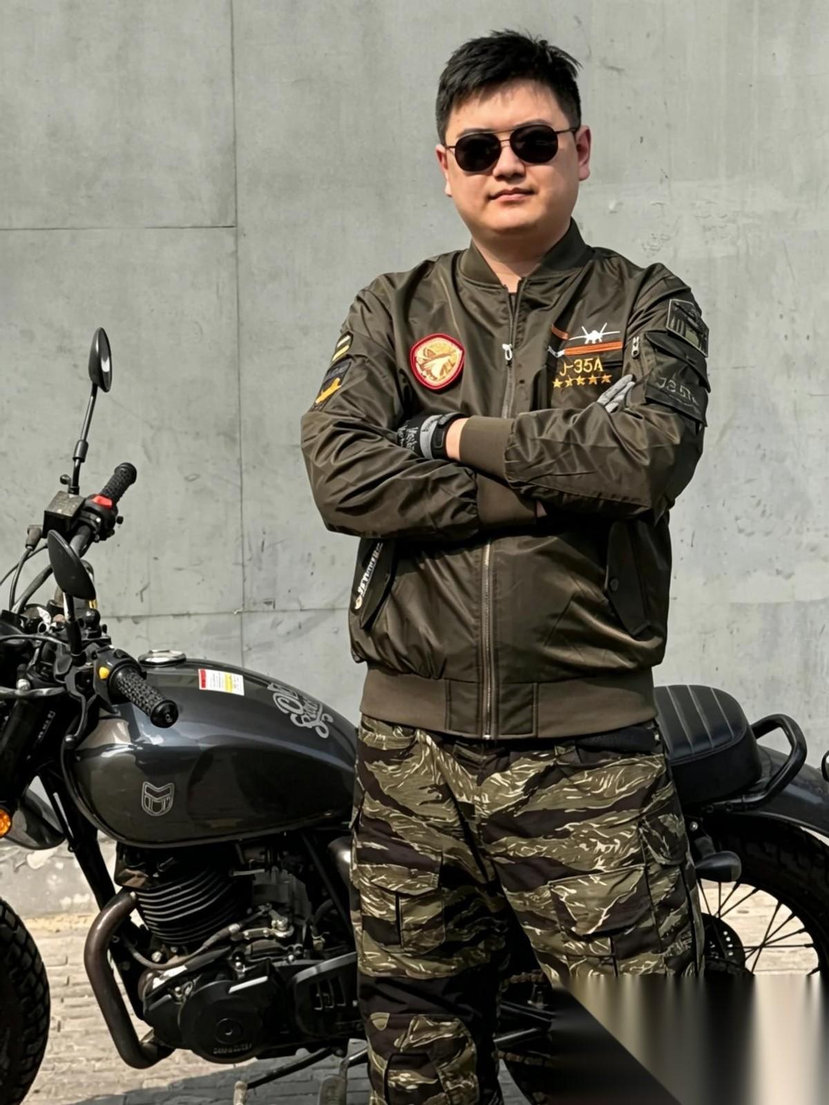 官方出品 | 把歼系列“穿”上身，㟦级品质「飞行员夹克」帅到没朋友！
为什么不论