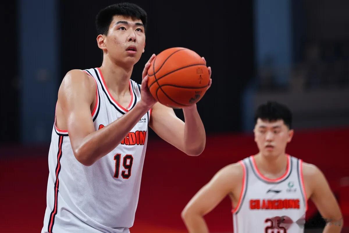 广东宏远队5场热身赛，连输4场，广东队现在竞争力逐渐下滑，有几个原因：

❶球队
