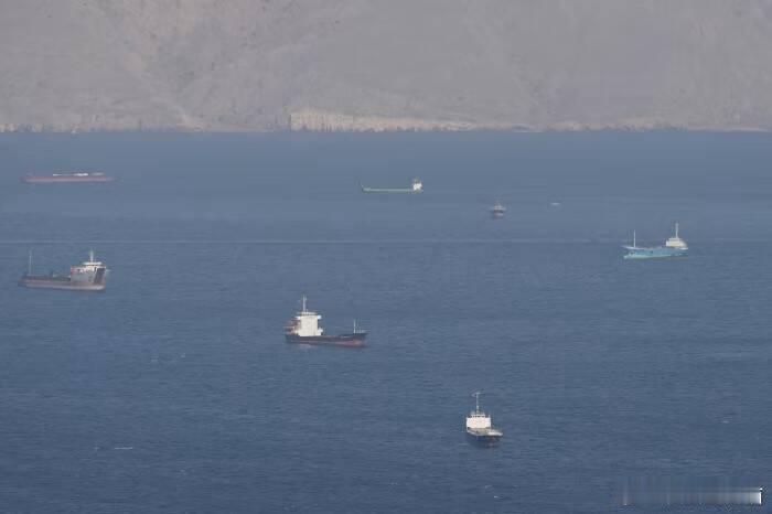 说法不一？伊朗称海峡开放，军方却警告并开火海外新鲜事美以伊冲突 伊朗政府与军方表