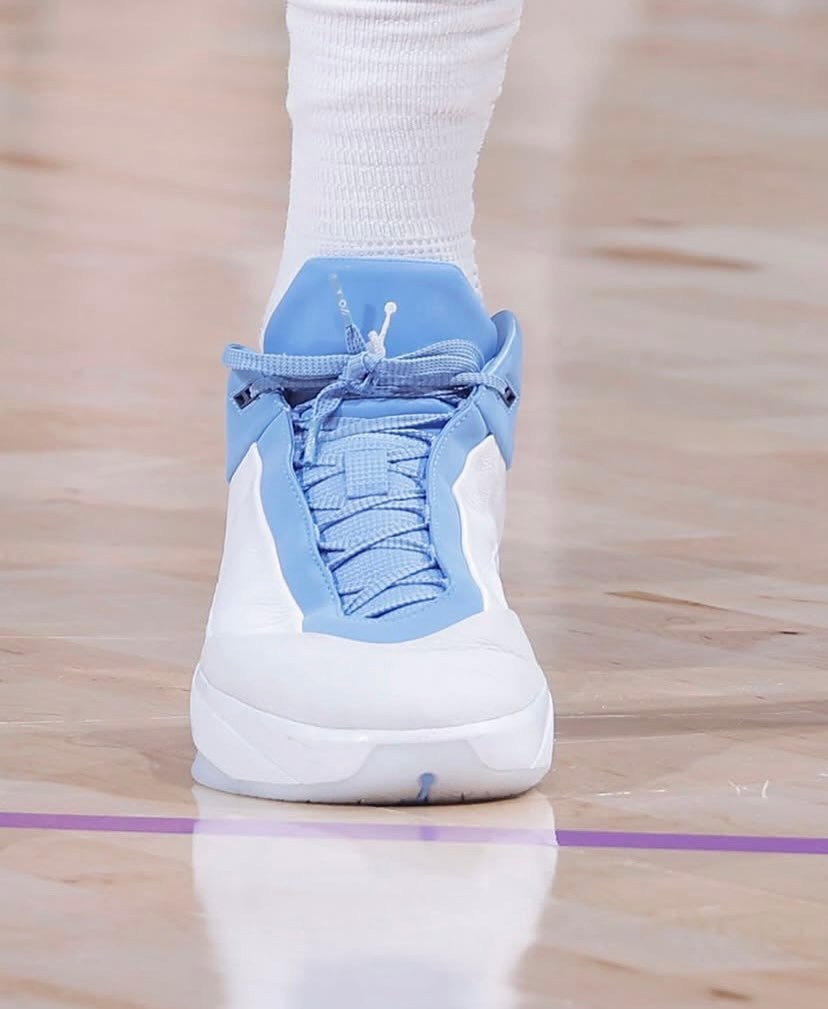 哈里森·巴恩斯在赛场上脚 Air Jordan 40 “UNC” PE。这么多年