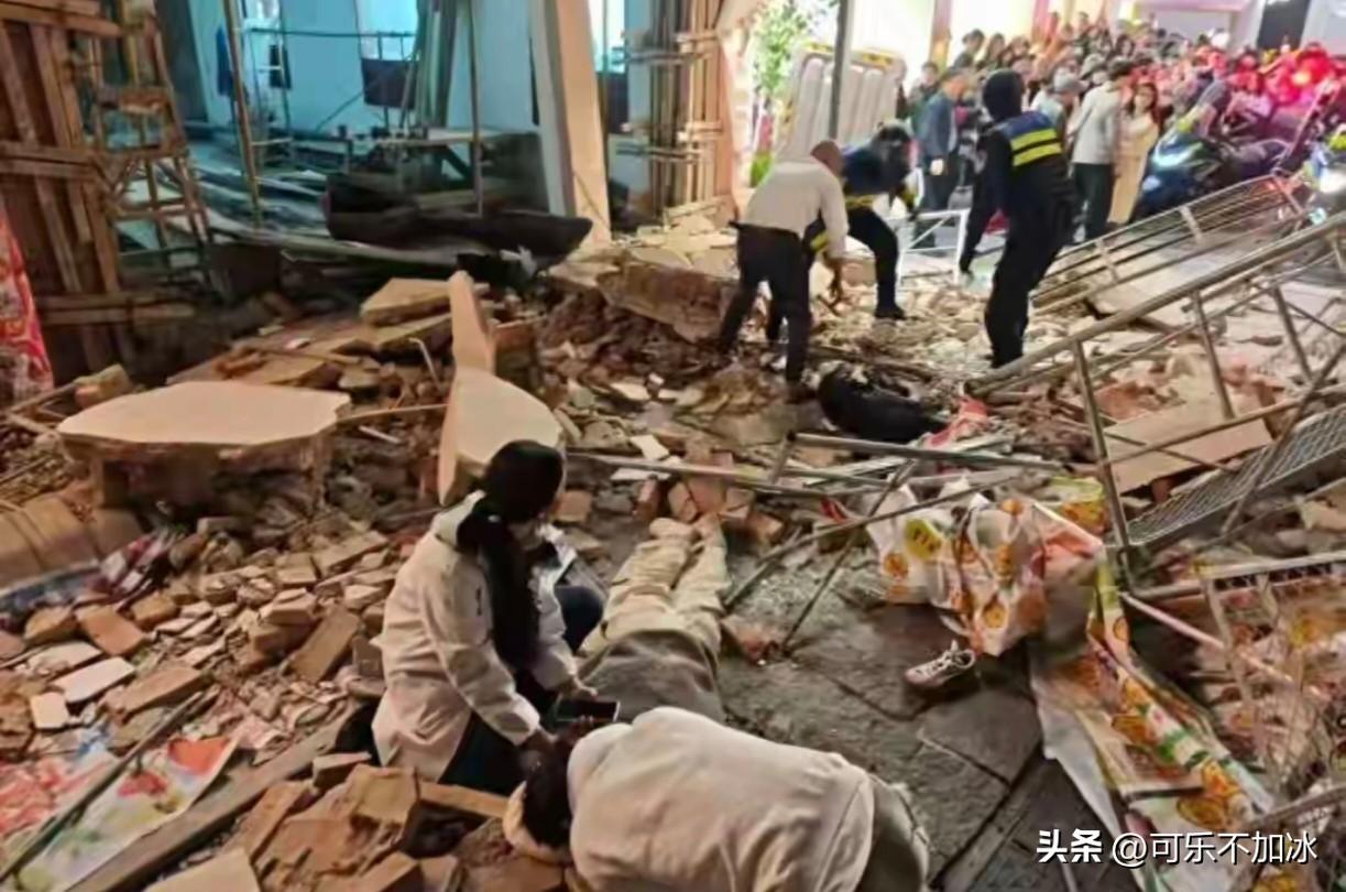 长沙潮宗街上发生一起建筑垮塌事故

当天晚上，潮宗街的气温在16℃左右

有不少