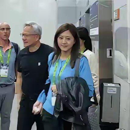 黄仁勋创立了英伟达,女助理从没换过人。帮黄仁勋拿件外套，看起来是小事。可随行工作