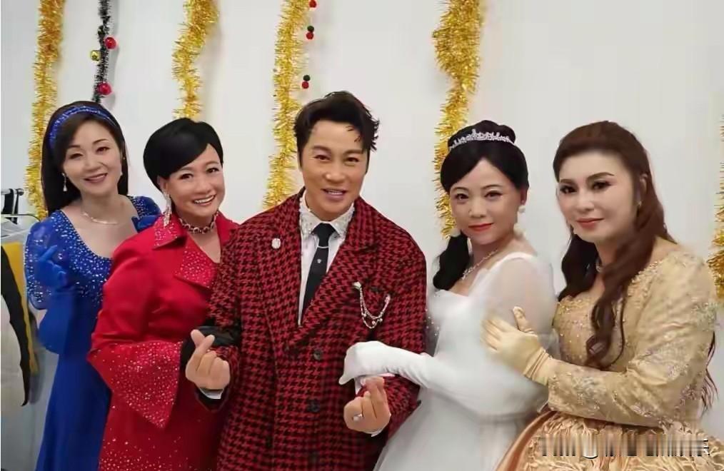 《我和春天有个约会》四朵金花再相聚引发回忆杀，大家都没有变化，邓萃雯站c位，万绮