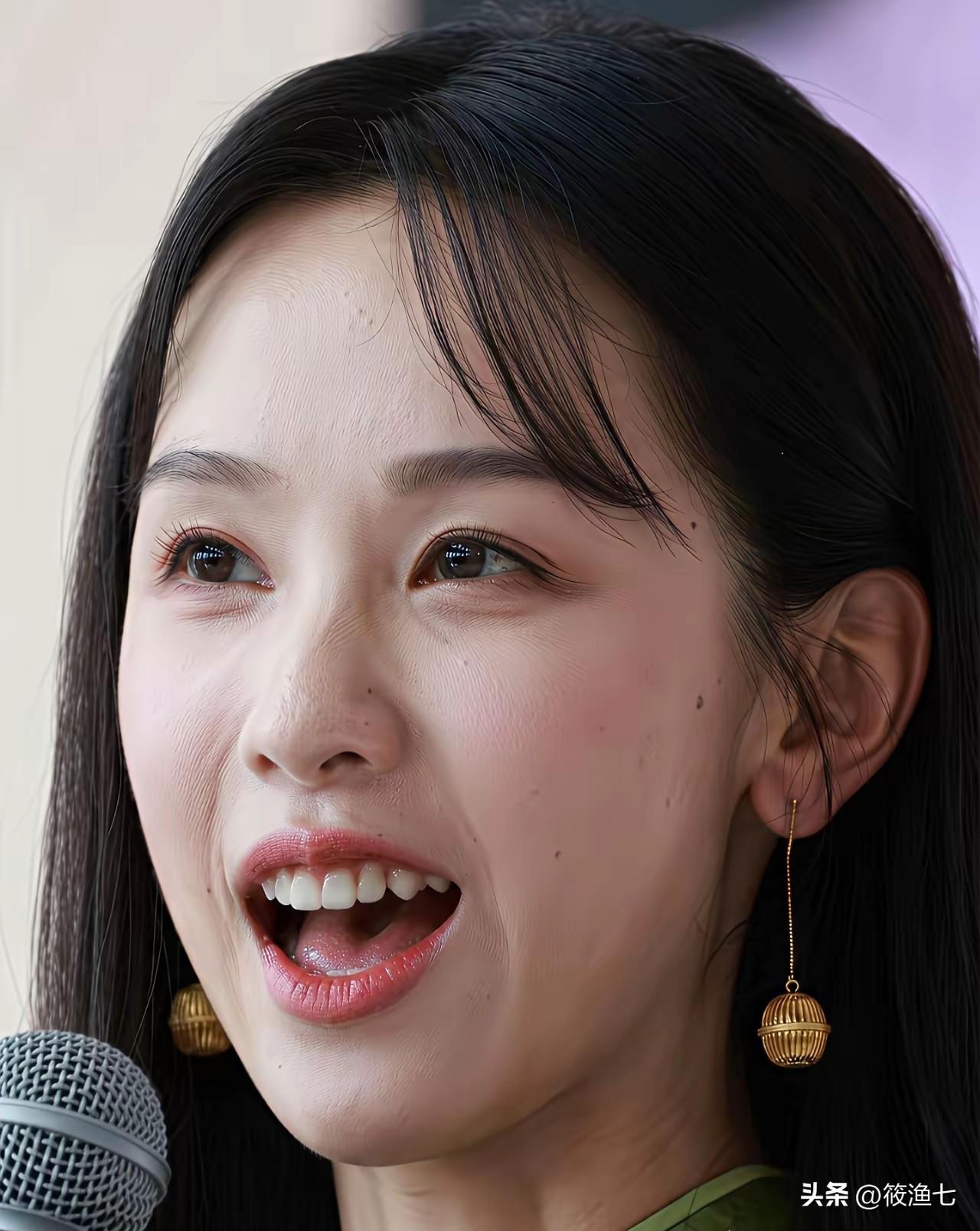 把图片放大了看，你想知道的都会有答案
卡粉:明星也不例外
鼻子毛孔粗大:明星也不