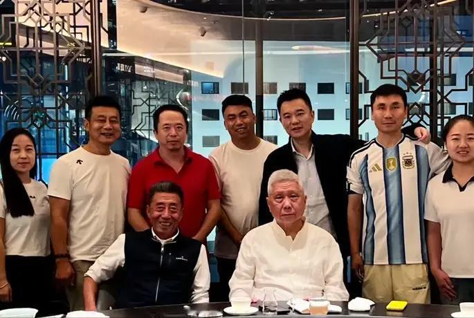 商界大佬聚会，马未都冷脸不语被指架子大。
9月23日，有网友晒出一组商界大佬聚会
