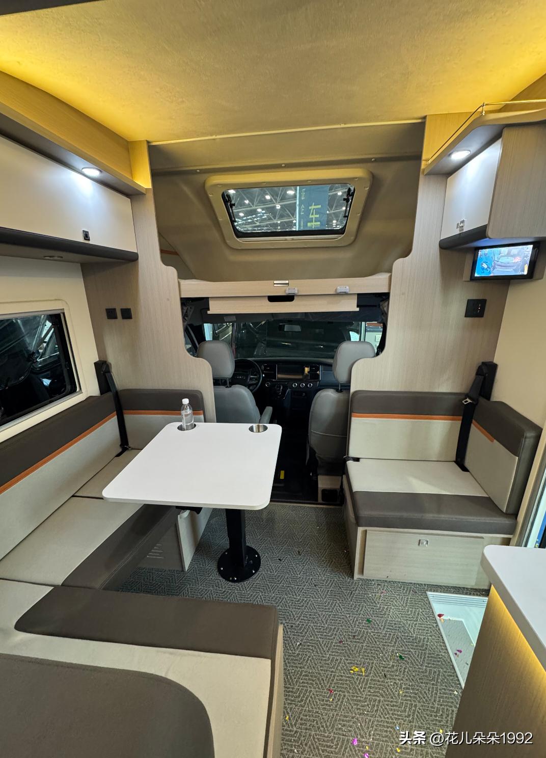 玩了一天房车，已老实。
房车露营只有照片里是美好的，其他全是受不完的罪。
	
1