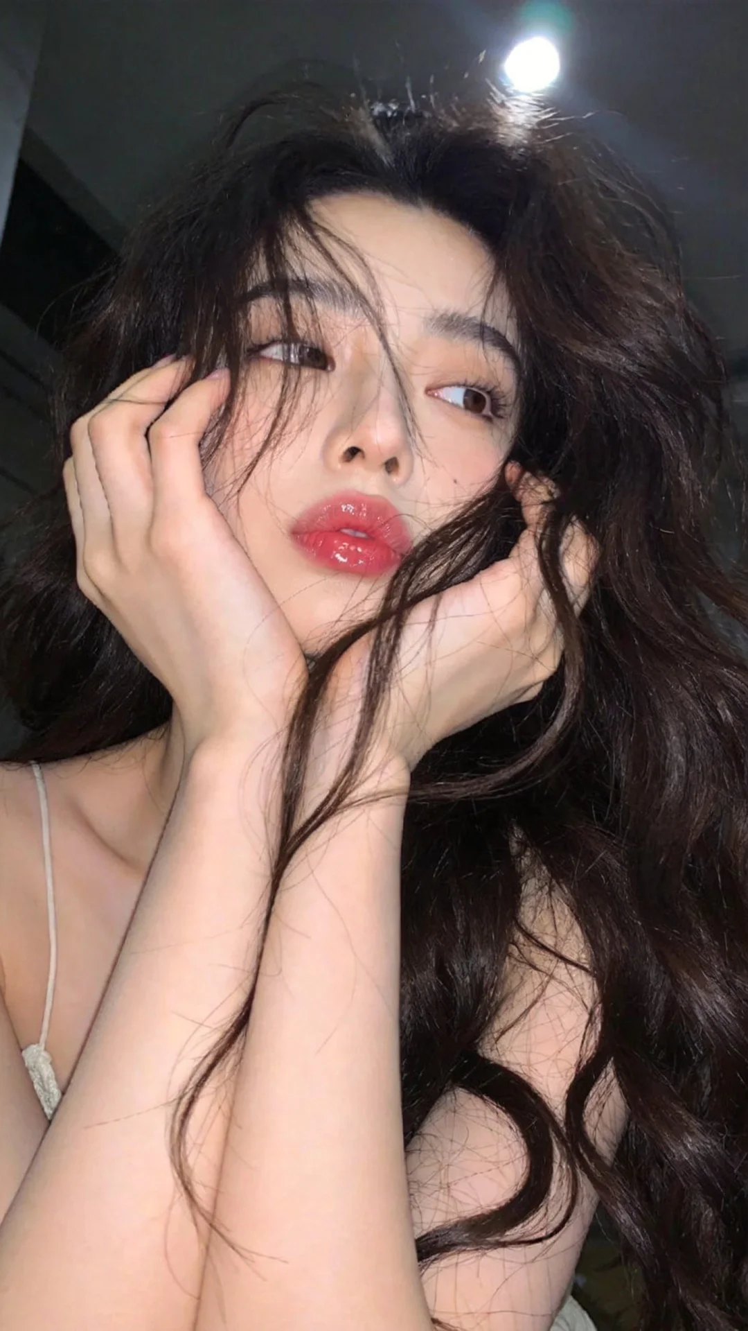 一位长发飘飘模样可爱的女生，尽显生活中的绚丽日常，人像摄影，日常快照风...
