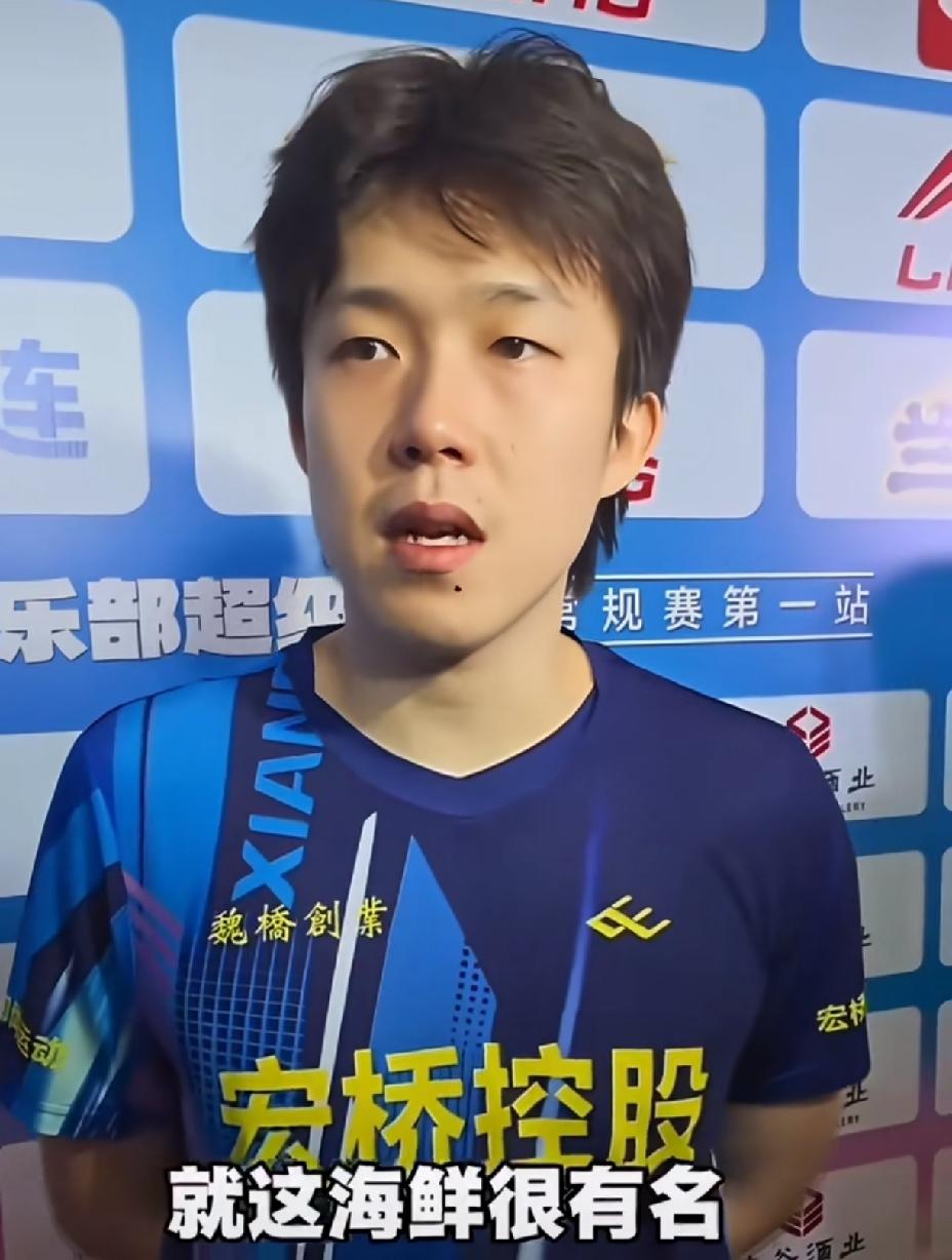 王队成功的被自己逗笑了，
这可能是他唯一的短板，
他这淡淡的幽默感，
把人拿捏的