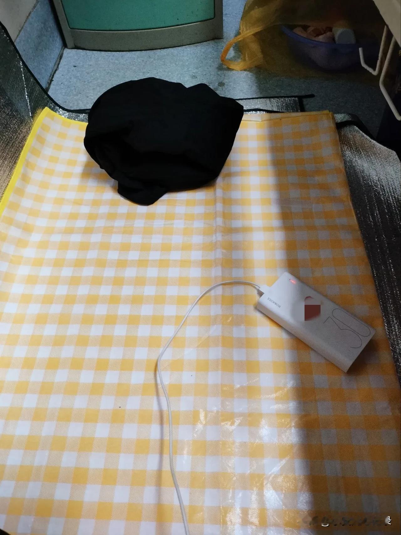 晚上又是打地铺的一天，
底下铺了一个防潮垫，
上面铺了一个露营垫。
之前外面有多