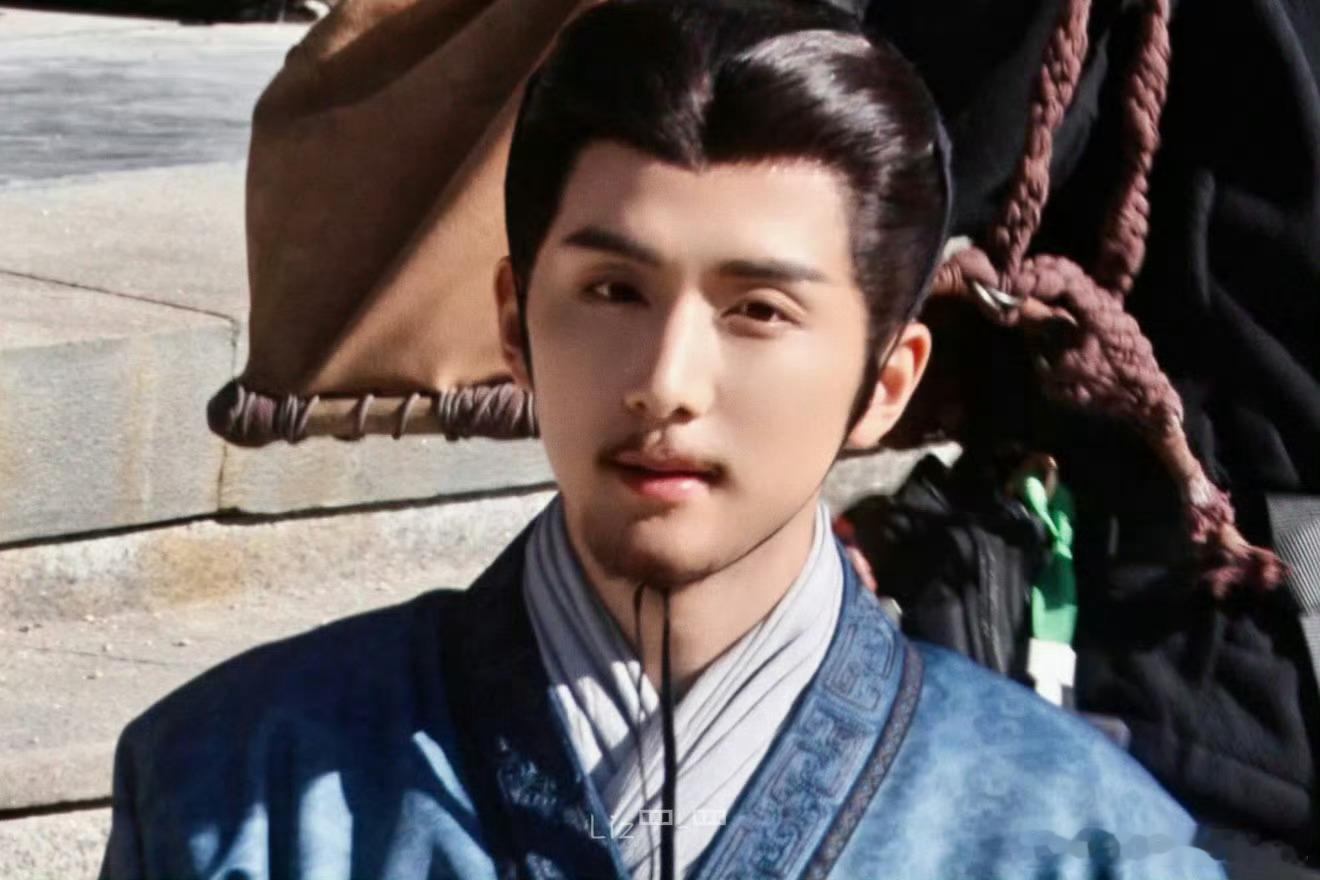 张新成秦谜路透，还不错，有一张有点像顶刘 