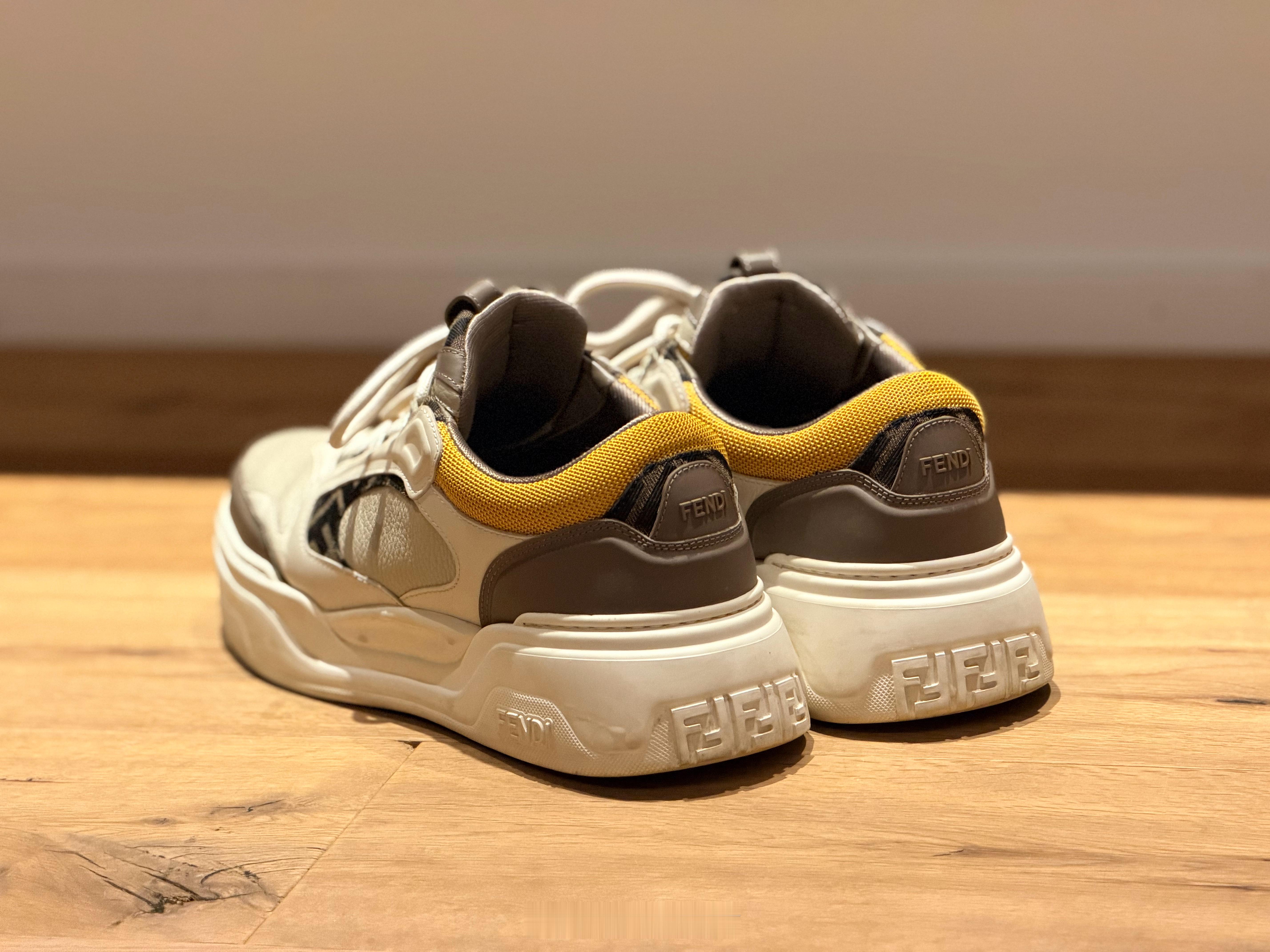 还记得这双鞋吗？上次让大家帮我选颜色来着。这次来德国要专访一位跨国车企的CEO这